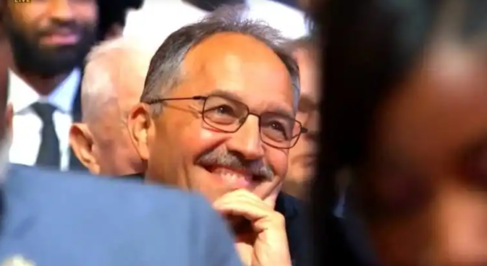 层解雇他, usAA, 大范甘迪先